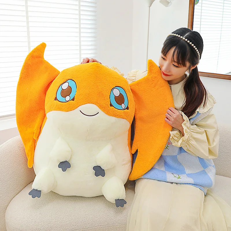 Patamon från Digimon Adventure, kawaii plyschkudde i tecknad anime-stil, 35–55 cm 22 En person håller upp en orangevit mjuk figur i ett ljust rum.