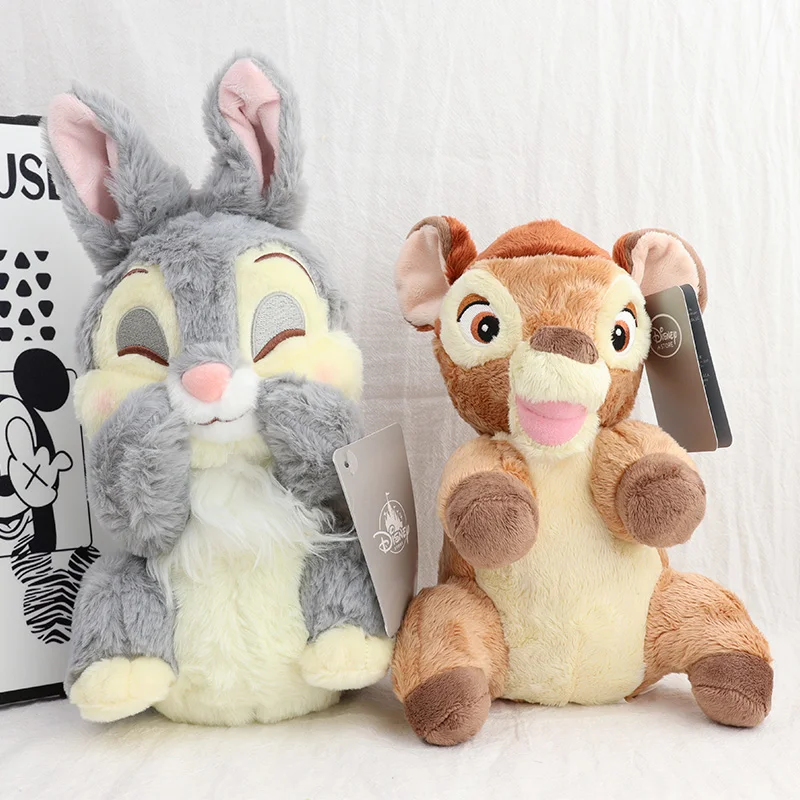 Gulligt kanin gosedjur i anime-stil med Bambi och Thumper, gult eller grått 24 Visa de grå kanin- och brunbeige hjortfigurerna sittande bredvid varandra.