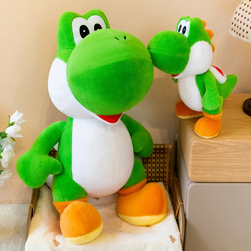 Mjuk och bekväm kramkudde med Yoshi som grön dinosaurie, ett sött gosedjur, 40–60 cm 20 Grön dinosaurieplysch med vit mage och orange fötter i en stol.