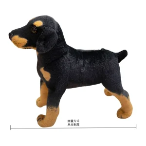 Rottweiler-hund gosedjur med realistiskt 3D-utseende, svart färg och stående pose
