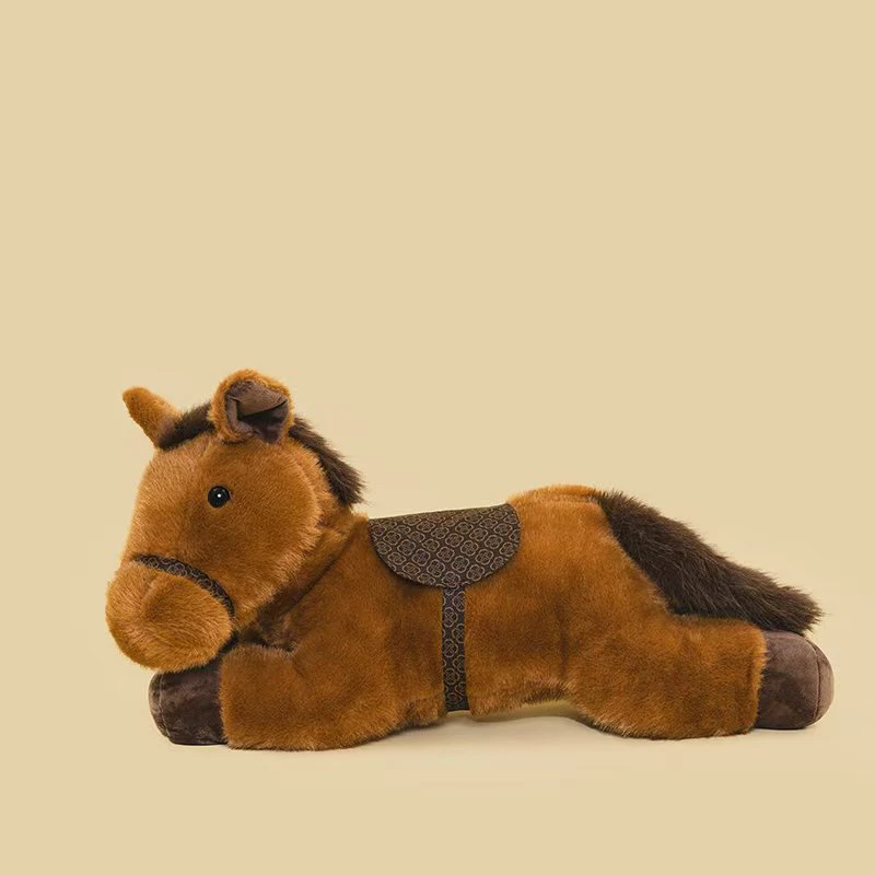Häst gosedjur med liggande form och platt design för soffa och golv, 30–60 cm 23 Goldenbrun plasthäst som ligger på sidan med mörk man och mönstrad sele.