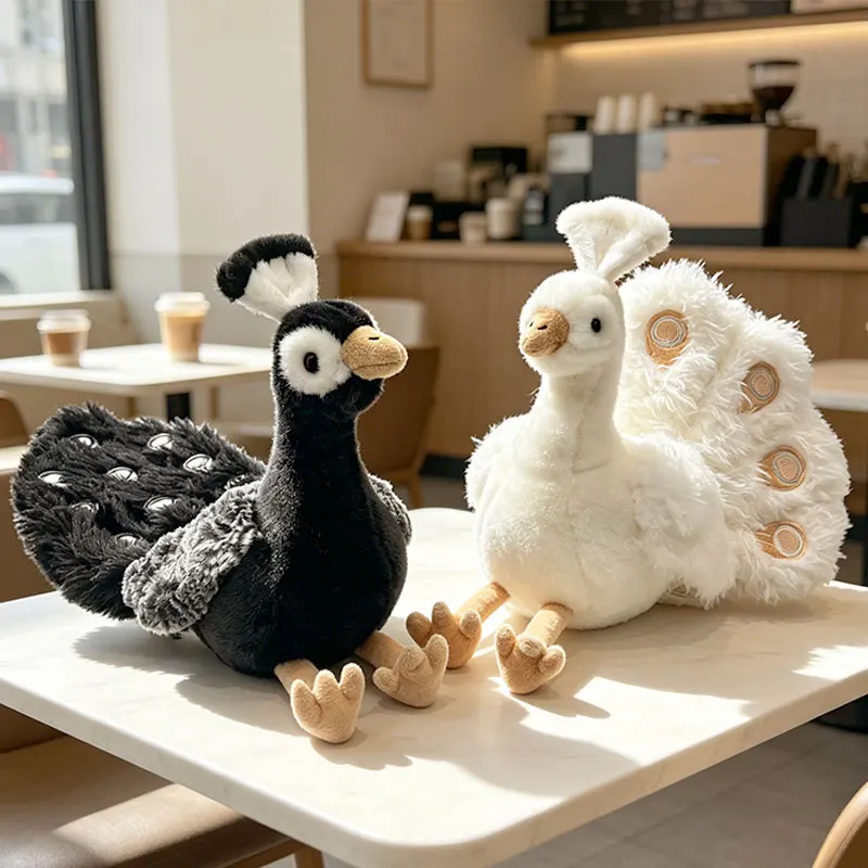Peacock gosedjur, svart and vit och Open screen design 34 Svart och vit påfågelmjukisdjur med utslagna stjärtfjädrar på ett bord.