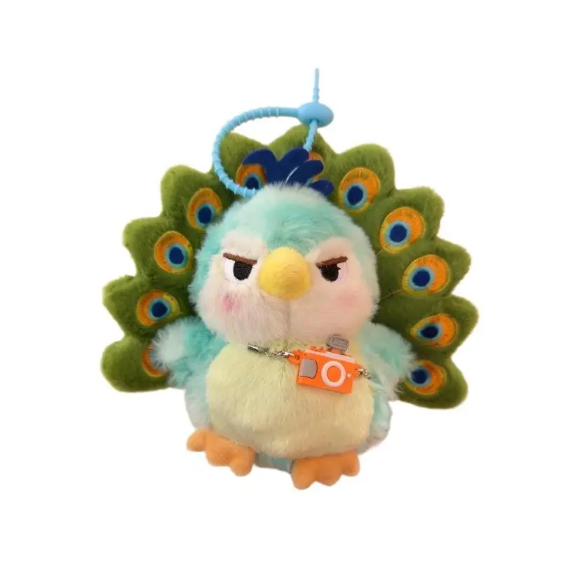 Maillardgrön Peacock-docka som ryggsäcksberlock, med dragfunktion för olika uttryck 4 Maillardgrön Peacock-docka som ryggsäcksberlock, med dragfunktion för olika uttryck - Bild 4