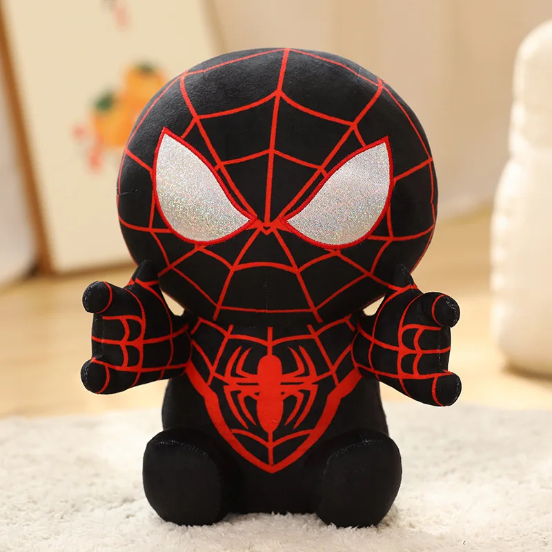 Spindel gosedjur som spindelkudde, Red och svart, animeinspirerad rött eller 22 Svart Spider-Man-inspirerad mjukisdocka med röda spindelnätslinjer visas sittande framifrån.