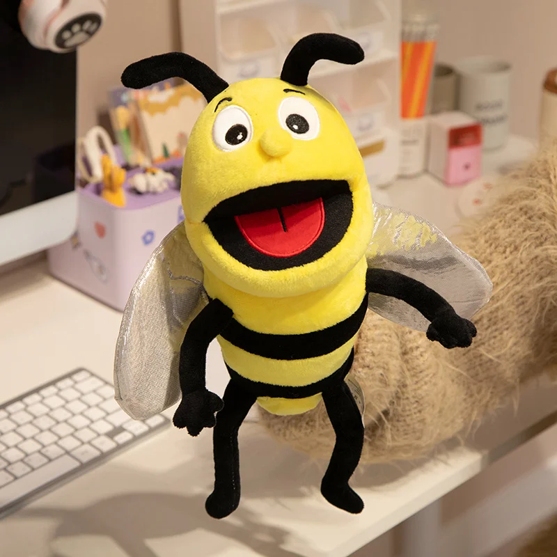 Gosedjur med insektsfigurer i kawaii-stil, handdockor för lek och lärande, 30 cm 31 Gul och svart bi-formad mjukisdocka visas upprätt på ett skrivbord.