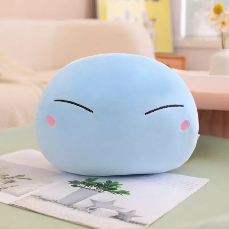Tuanzi gosedjur i slimeform som plyschkudde med kawaii- och animeinspirerad design 19 Visa slime-mjukisens rundade ljusblå form och enkla ansiktsdetaljer framifrån.