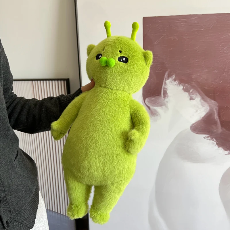 Grönt kattgosedjur som kattkudde i söt alien- och kawaii-animestil, 45–70 cm 18 Visa den limegröna kattlika alienfiguren i helfigur.