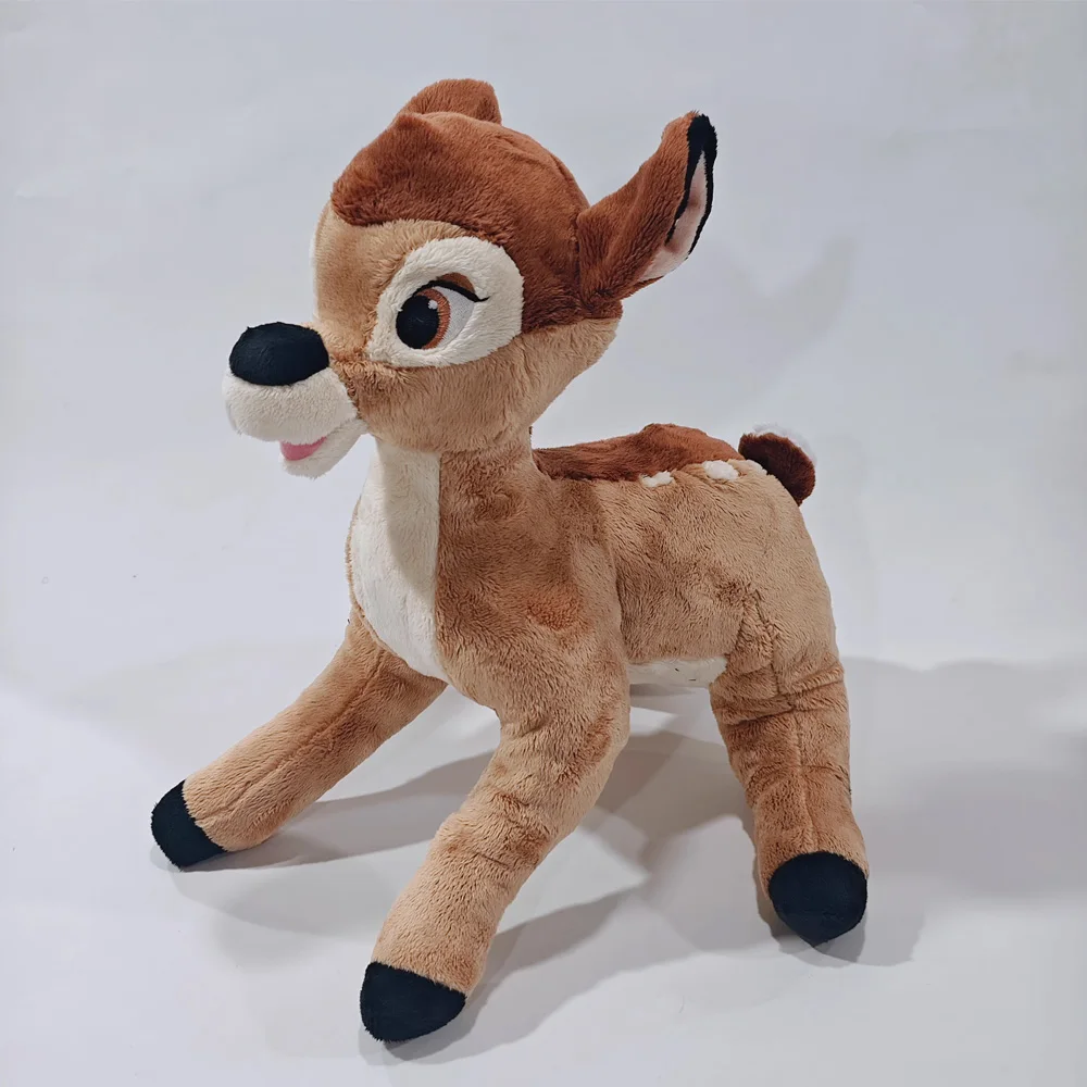 Mjukt och sött hjort gosedjur föreställande Bambi med dockliknande filmstil 17 Plush rådjur stående i profil mot ljus bakgrund.