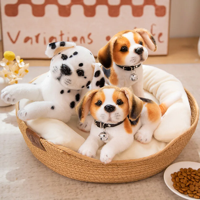 Hund som gosedjur med realistiskt dalmatiner- och beaglevalpsmotiv, 25–30 cm 42 Tre mjuka hundfigurer med svarta prickar respektive brunvita markeringar.