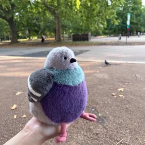 Robin gosedjur som mjuk plyschkudde i tecknad stil, fluffig och fyllig, 20 cm