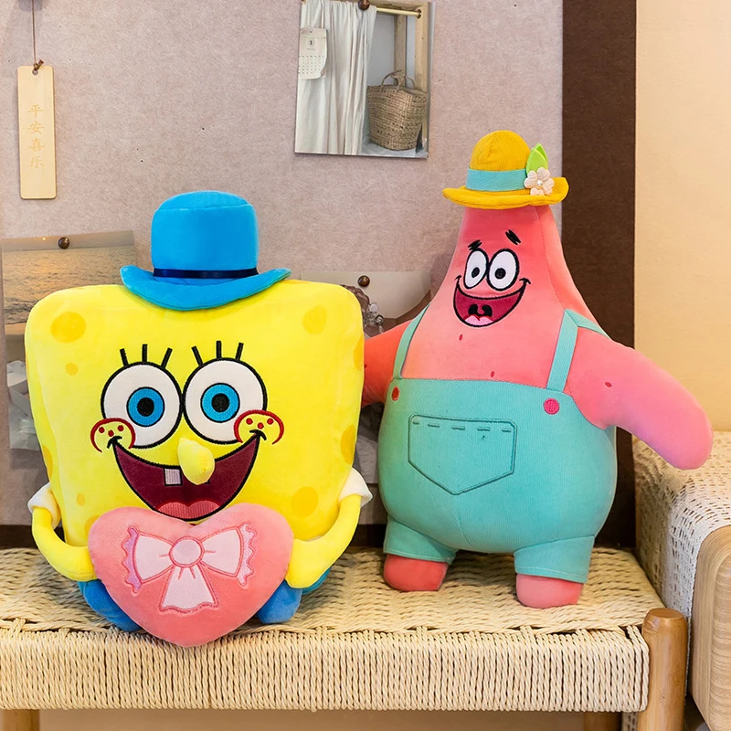 Patrick Star gosedjur som tecknad plyschkudde från SpongeBob SquarePants, 40–80 cm 22 Rosa stjärnformad plyschfigur med gul hatt bredvid en gul fyrkantig plyschfigur.