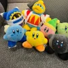 Samlarfigur i form av en orange Kirby-docka med arg min och tecknad spelstil 12 Samlarfigur i form av en orange Kirby-docka med arg min och tecknad spelstil