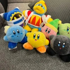 Samlarfigur i form av en orange Kirby-docka med arg min och tecknad spelstil