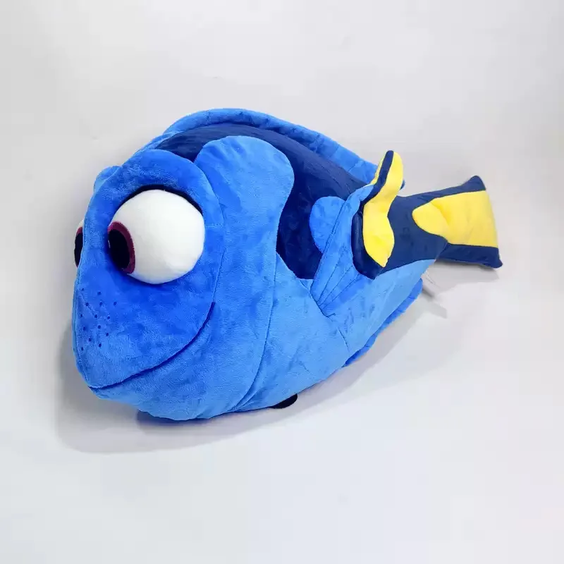 Finding Dory-karaktärer gosedjur i animeinspirerad stil med tecknad filmdesign 16 Blå fiskmjukis med gula fenor fotograferad snett framifrån.