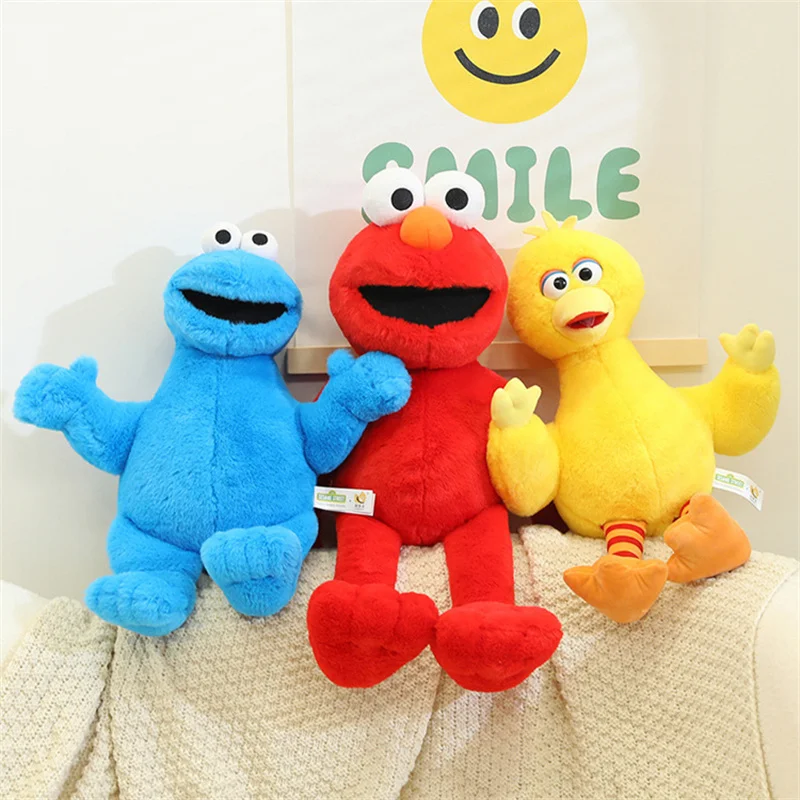 Sesame Street-karaktärer gosedjur, Blue och Early education, elmo bird cookie monster 30 Tre färgglada mjukisdjur i blått, rött och gult visas tillsammans.