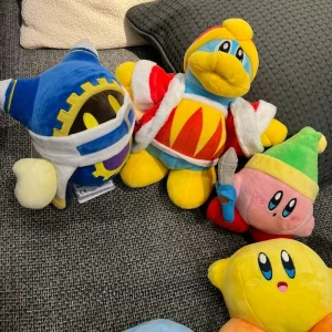 Samlarfigur i form av en orange Kirby-docka med arg min och tecknad spelstil 40 Samlarfigur i form av en orange Kirby-docka med arg min och tecknad spelstil