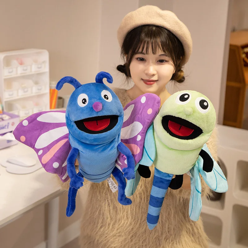 Gosedjur med insektsfigurer i kawaii-stil, handdockor för lek och lärande, 30 cm 32 Ett barn håller upp ett blått och ett ljusgrönt insektsgosedjur.