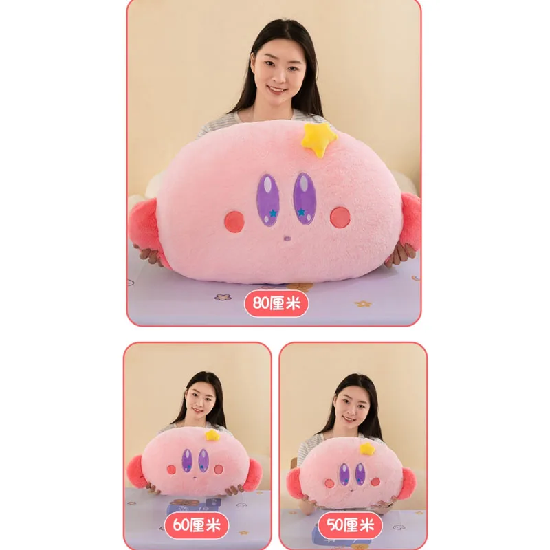 Kirby gosedjur som plyschkudde, tecknad and anime style och kawaii style, 50–80 cm 25 Storleksjämförelse med tre storlekar av den rosa karaktärskudden och måttangivelser.