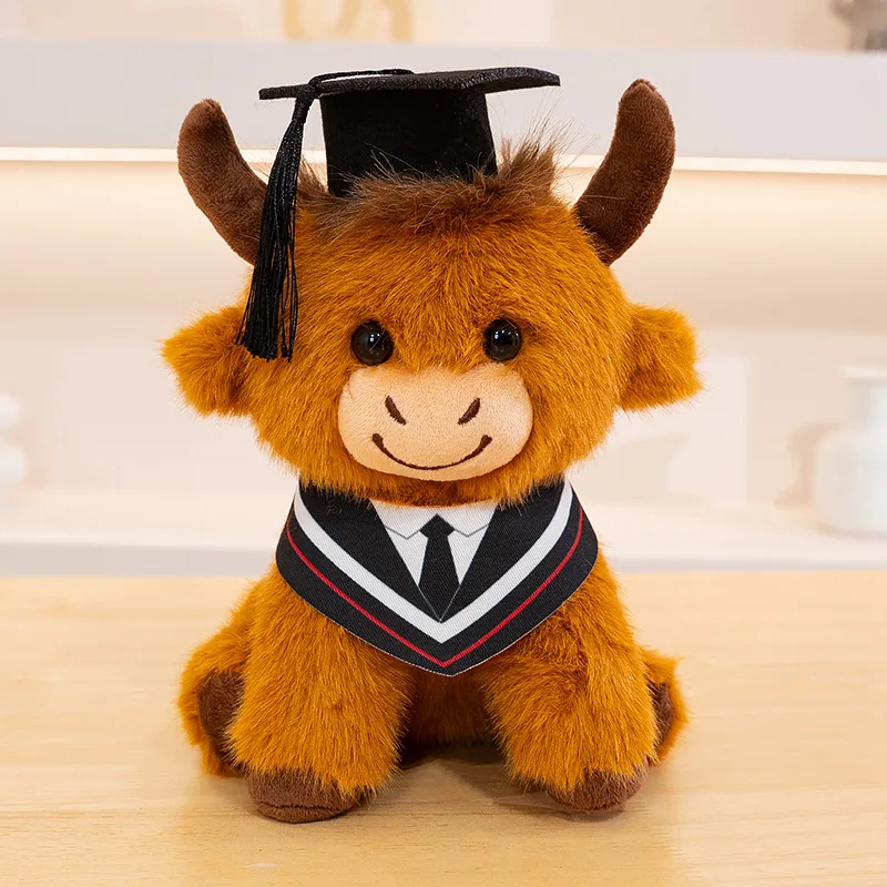 Ko gosedjur, kawaii style och söt, stil höglandskoform examensdetaljer, 25 cm 18 Orangebrun, lurvig ko med mörka horn, examensmössa och akademisk krage.