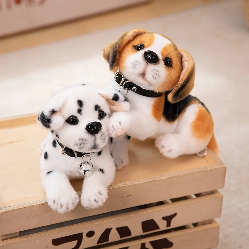 Hundkudde med prickigt Dalmatianmotiv, realistisk och söt valpdesign, 25–30 cm 43 En prickig vit hund och en brunvit hundmodell sida vid sida
