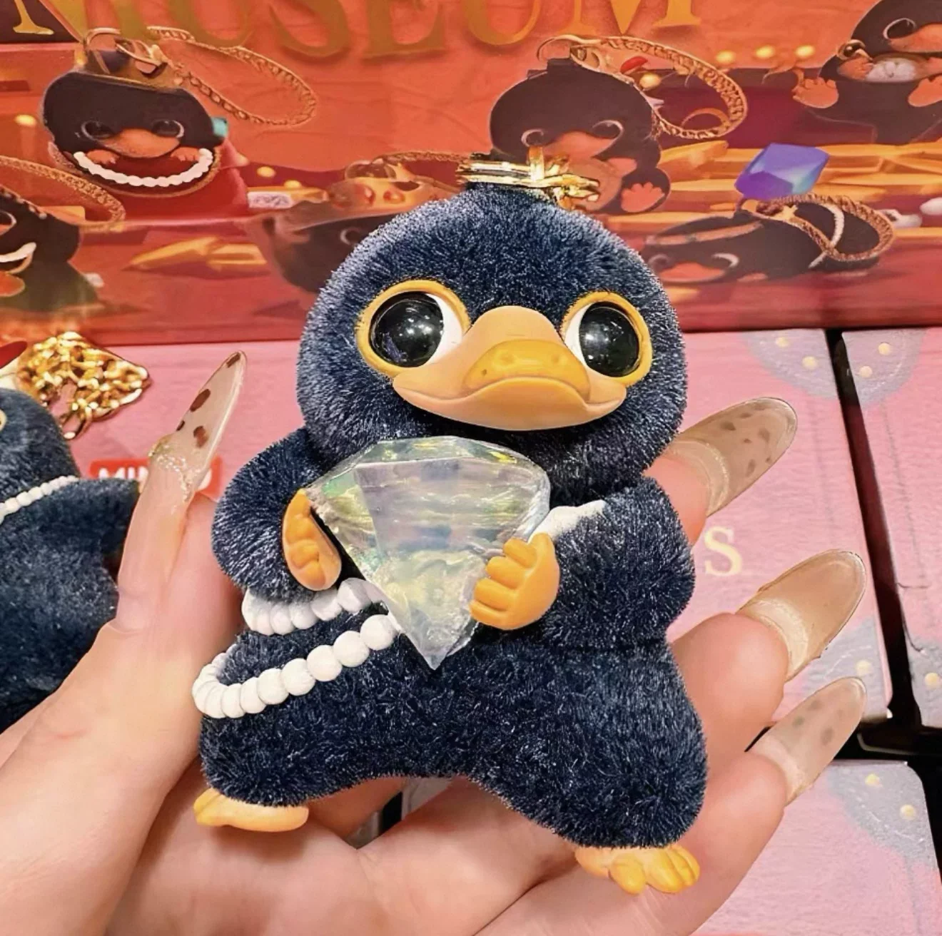 Niffler som flockad minifigur i Kawaii-stil, nyckelring från Smyckesmuseets serie 17 Niffler som flockad minifigur i Kawaii-stil, nyckelring från Smyckesmuseets serie - Bild 17