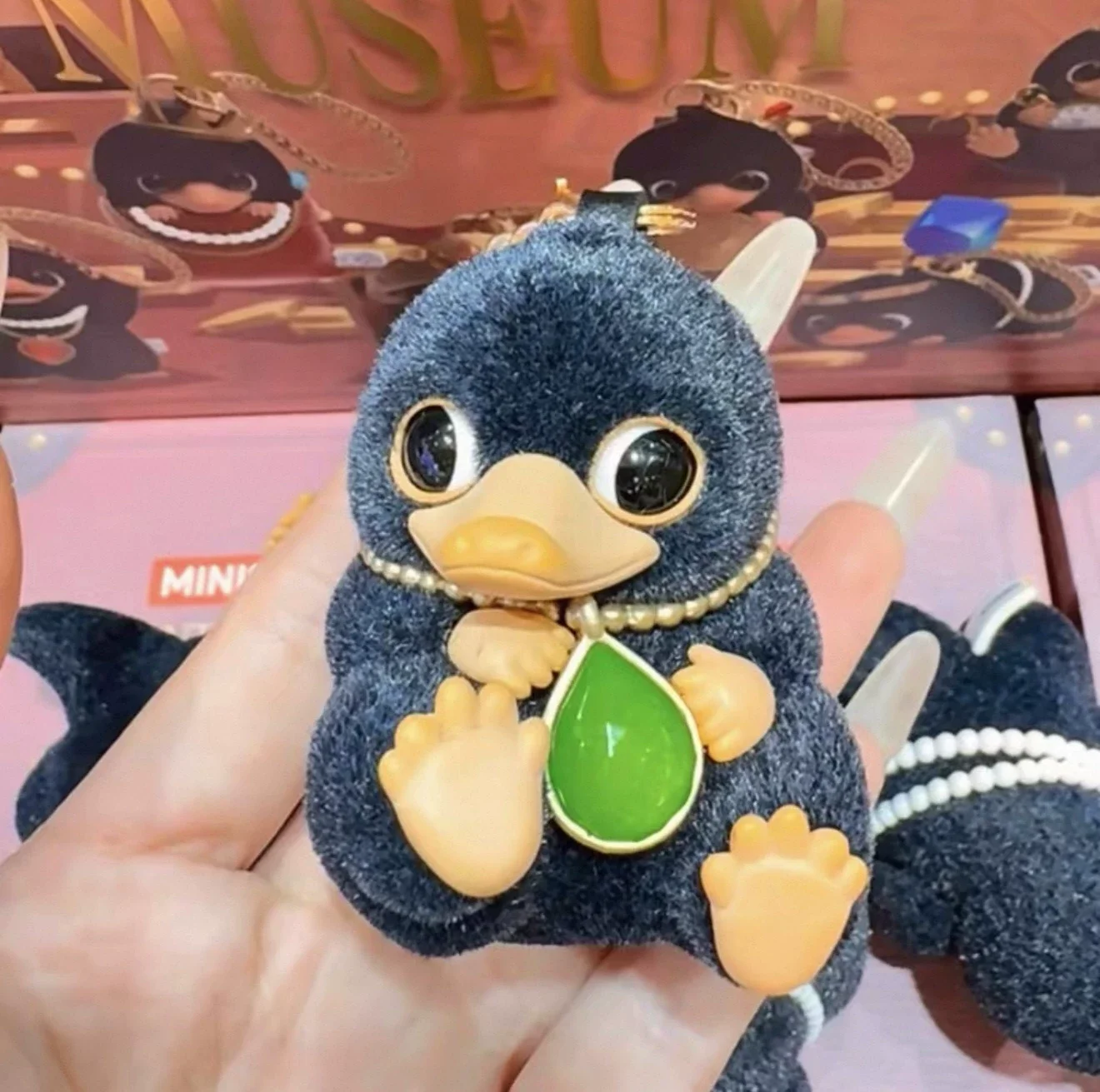 Niffler som flockad minifigur i Kawaii-stil, nyckelring från Smyckesmuseets serie 16 Niffler som flockad minifigur i Kawaii-stil, nyckelring från Smyckesmuseets serie - Bild 16