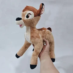 Mjukt och sött hjort gosedjur föreställande Bambi med dockliknande filmstil